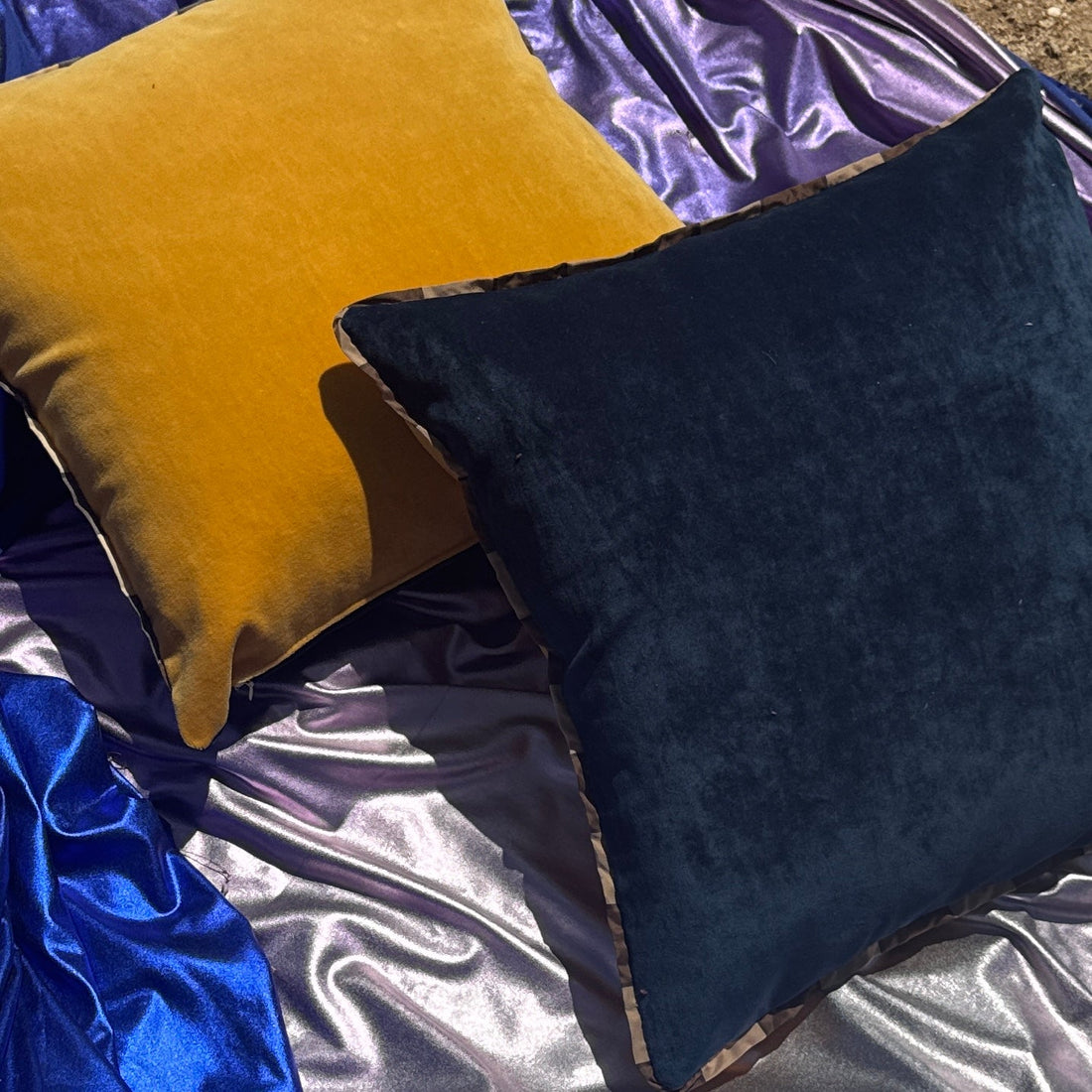 Mustard & Navy Velvet Colorblocked Throw Pillow Set - Monte Visión