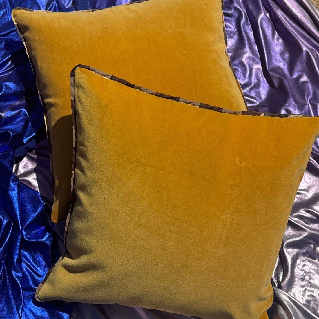 Mustard & Navy Velvet Colorblocked Throw Pillow Set - Monte Visión