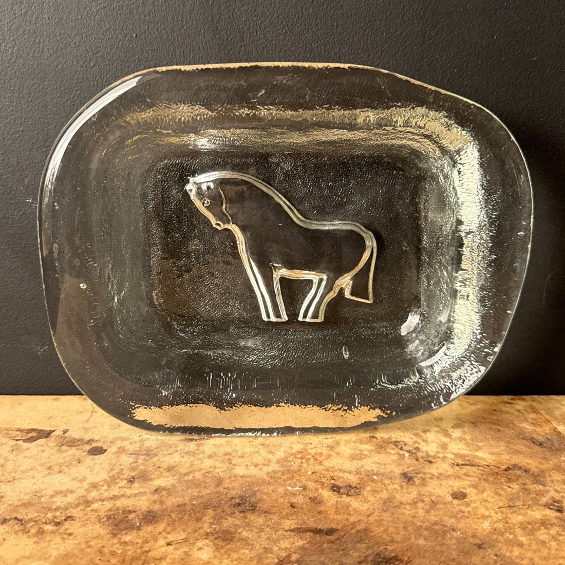 Mid-Century Clear Glass Sculptural Ashtray With Embossed Horse Motif - Monte Visión
