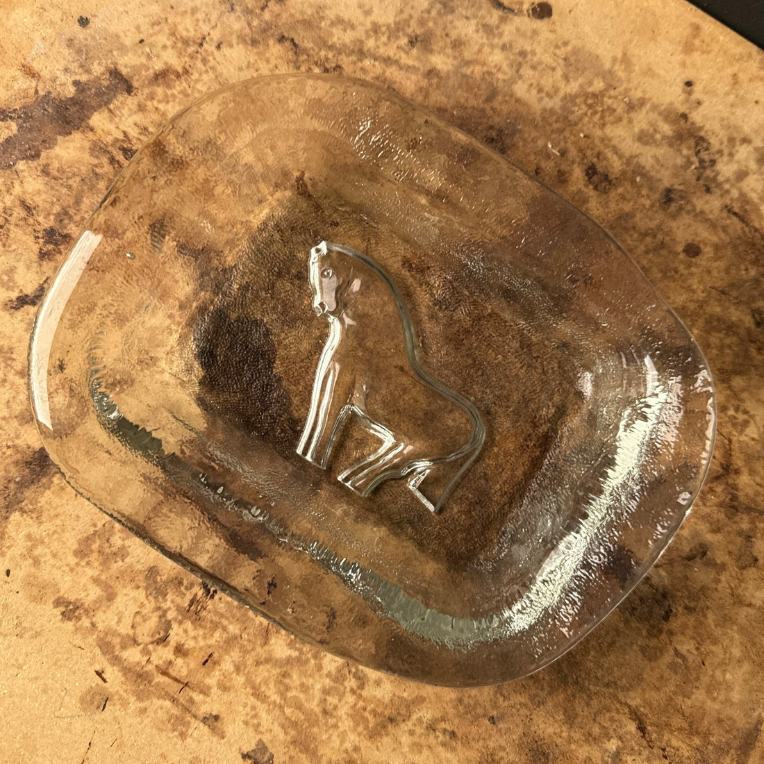 Mid-Century Clear Glass Sculptural Ashtray With Embossed Horse Motif - Monte Visión