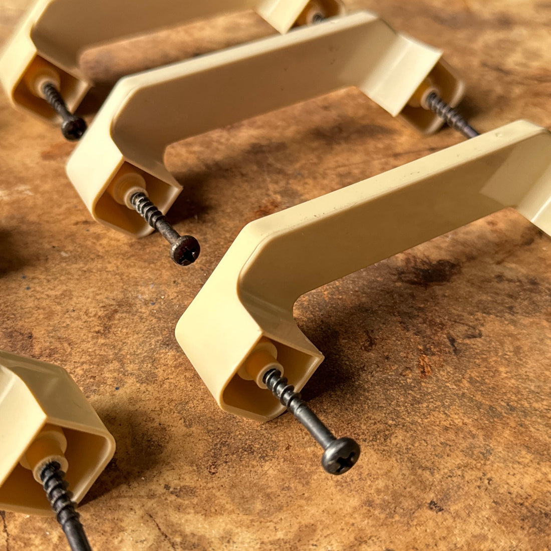 Postmodern Red & Cream Plastic Door Pulls - Monte Visión