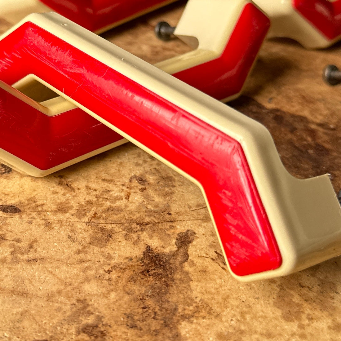 Postmodern Red & Cream Plastic Door Pulls - Monte Visión