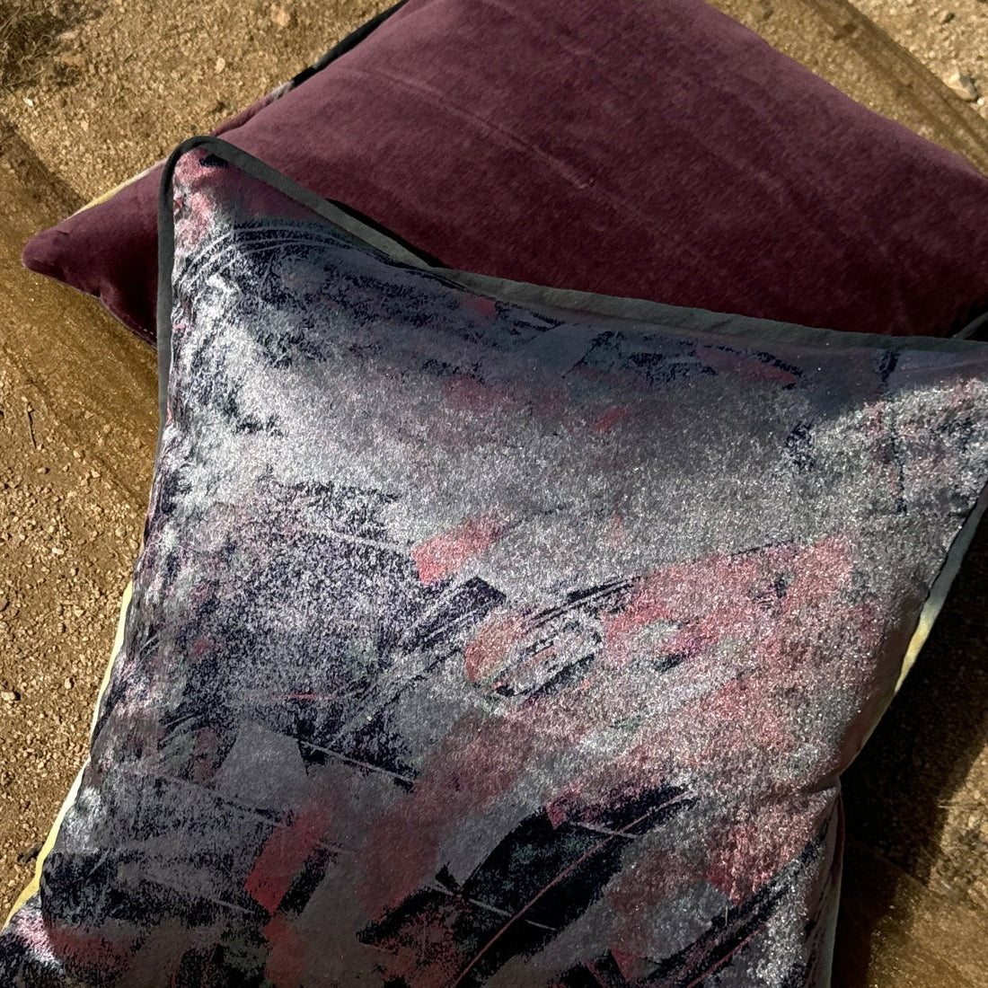 Dark Plum & Graphic 80's Purples Velvet Throw Pillow Set - Monte Visión