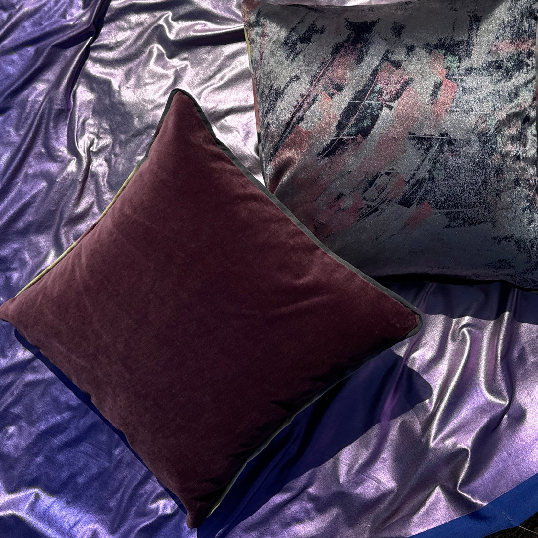 Dark Plum & Graphic 80's Purples Velvet Throw Pillow Set - Monte Visión