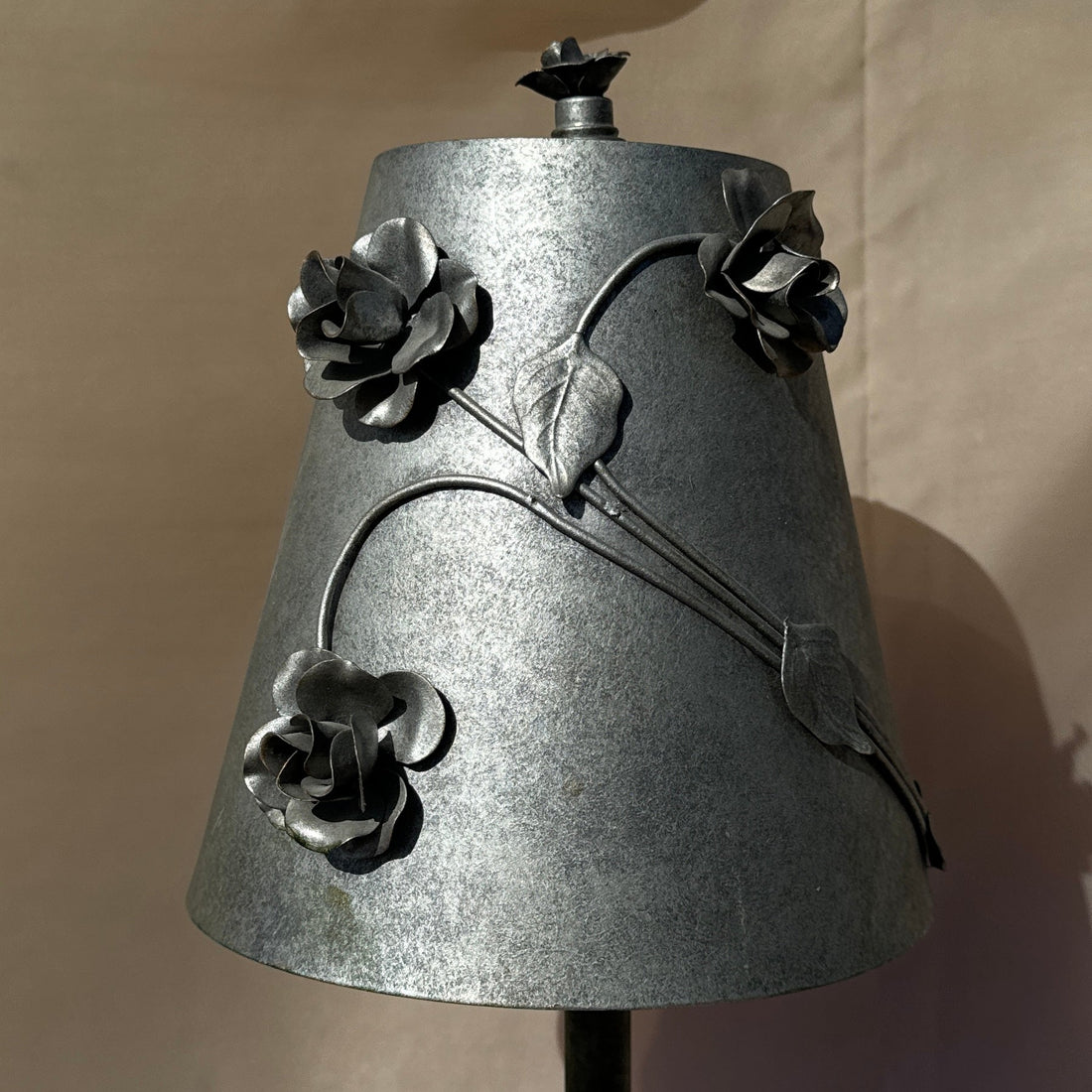 Postmodern Aluminum Rose Table Lamp - Monte Visión