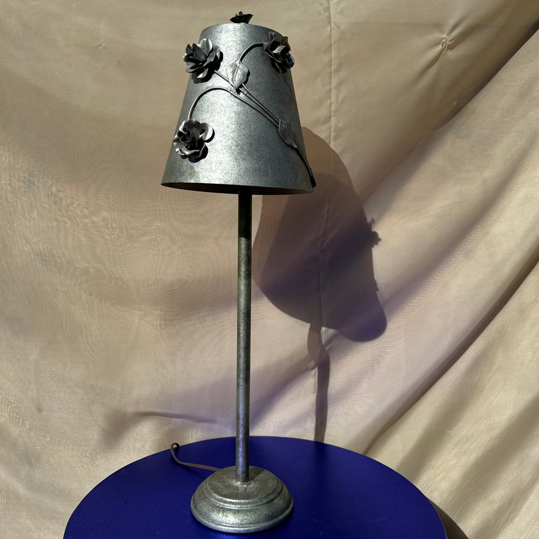 Postmodern Aluminum Rose Table Lamp - Monte Visión