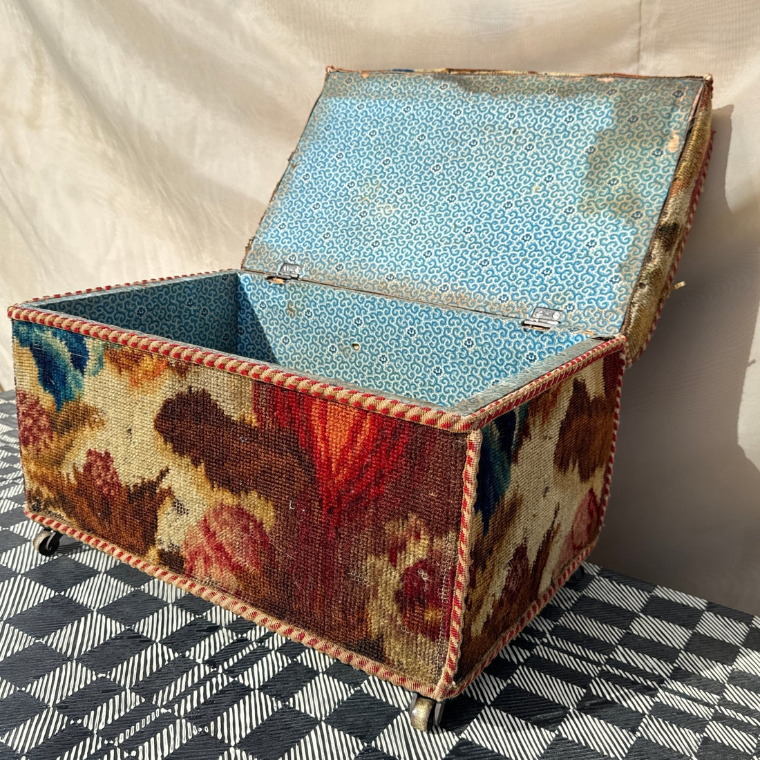 Antique Upholstered Box On Wheels - Monte Visión