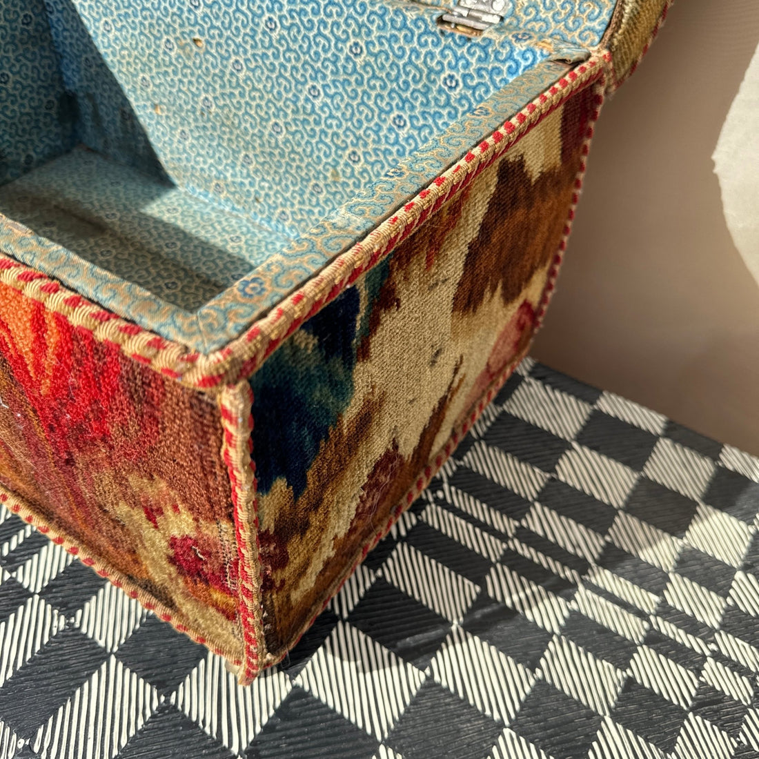 Antique Upholstered Box On Wheels - Monte Visión