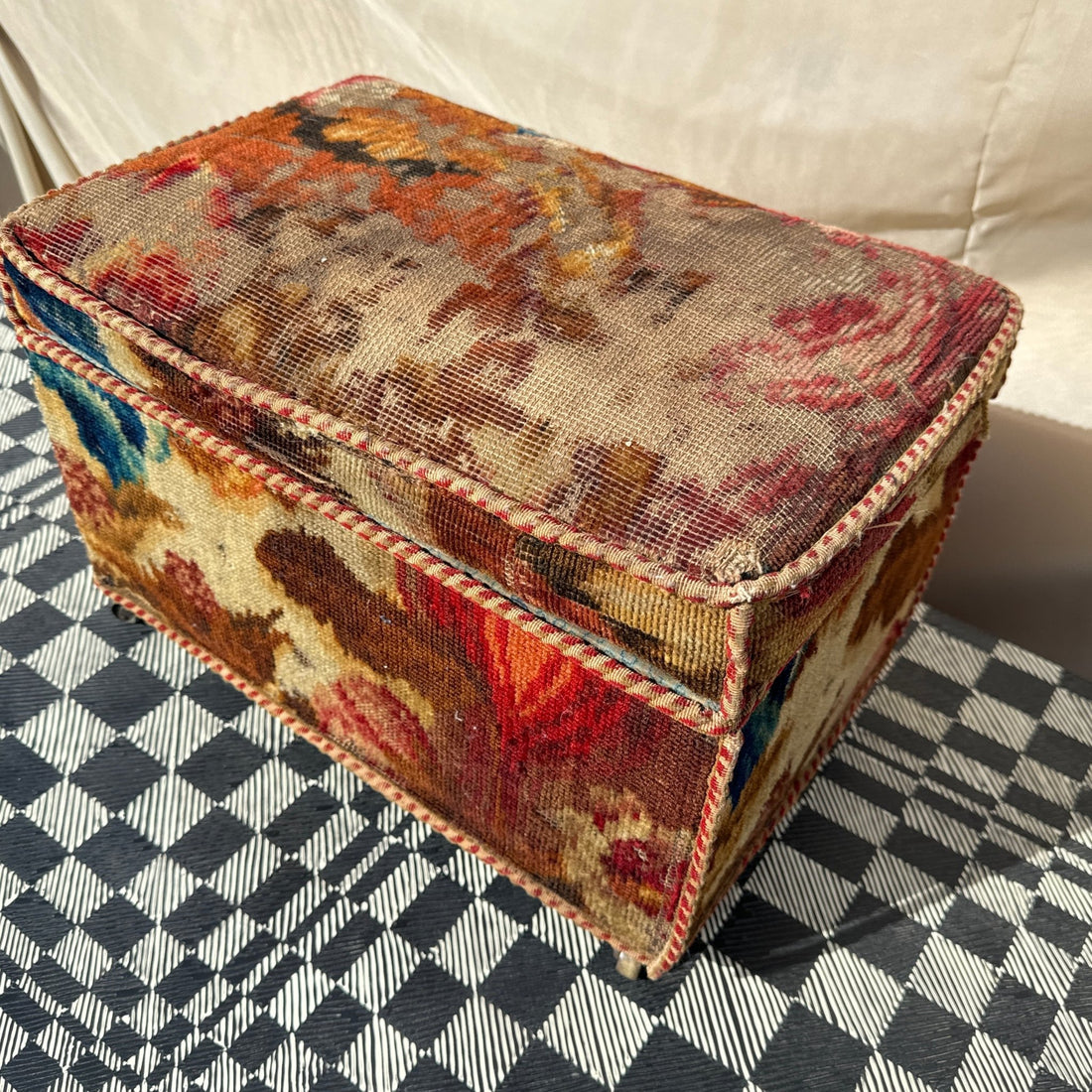 Antique Upholstered Box On Wheels - Monte Visión