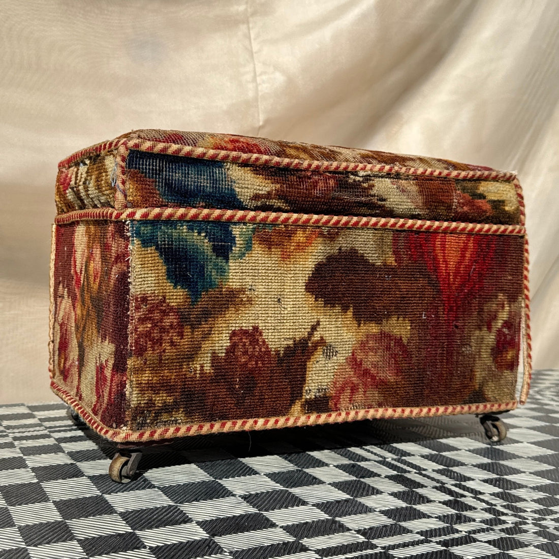 Antique Upholstered Box On Wheels - Monte Visión