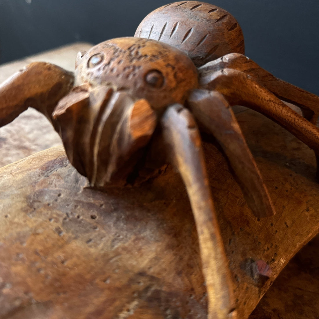 Folk Art Carved Spider On Log - Monte Visión