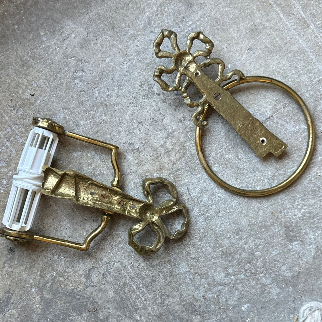 Hollywood Regency Brass Trompe L'Oeil Ribbon Bathroom Set - Monte Visión