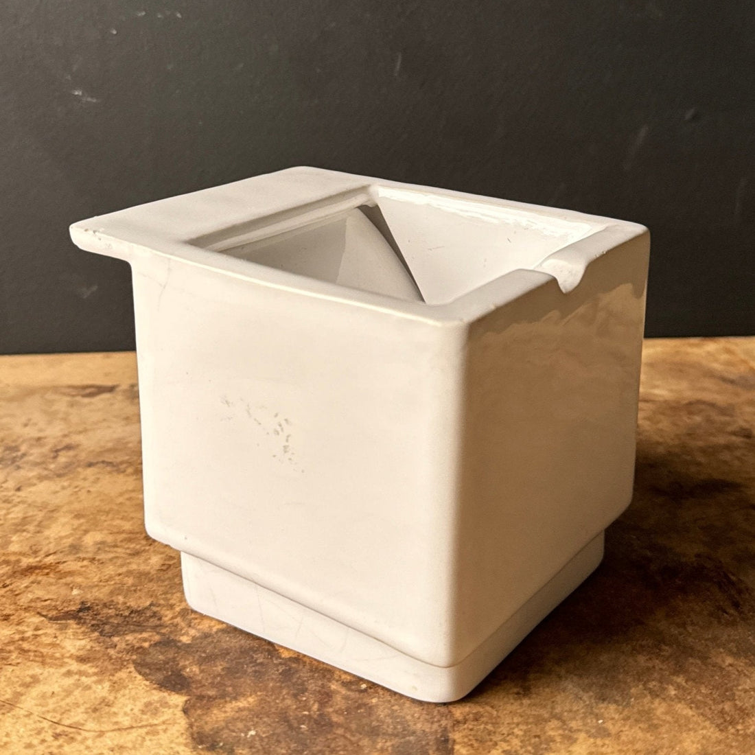 Postmodern 2-Piece White Ceramic Ashtray - Monte Visión